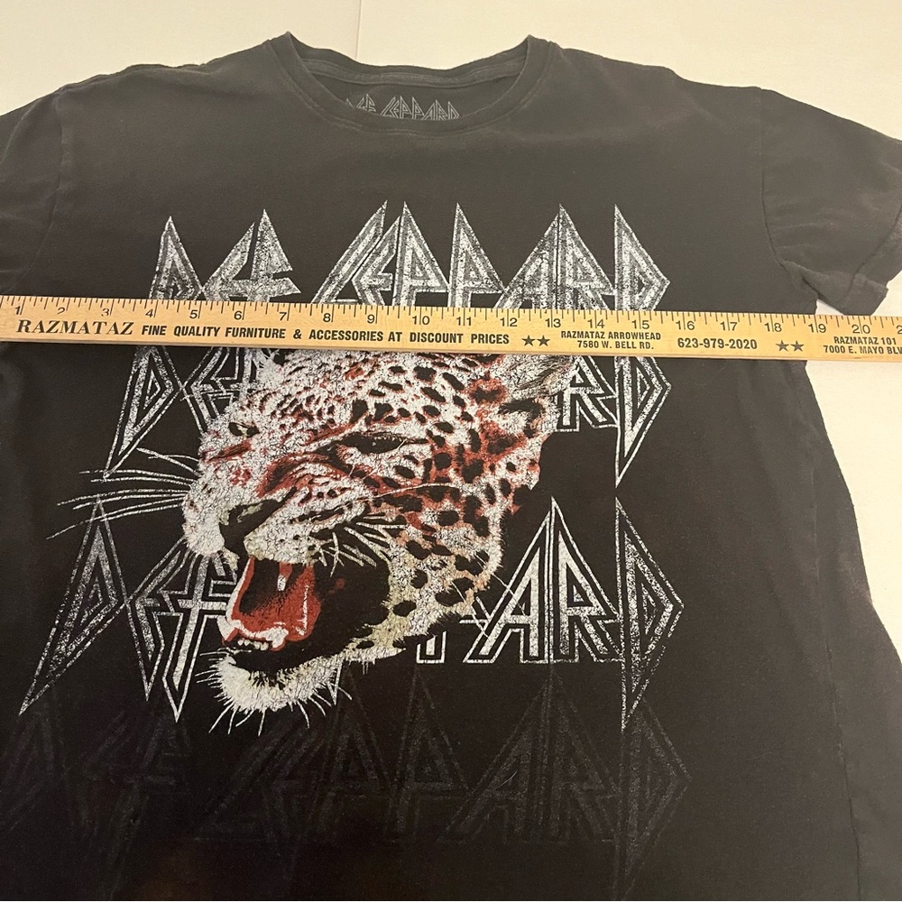 Def Leopard t-shirt, size medium, dark gray hundred percent cotton. - Picture 9 of 9